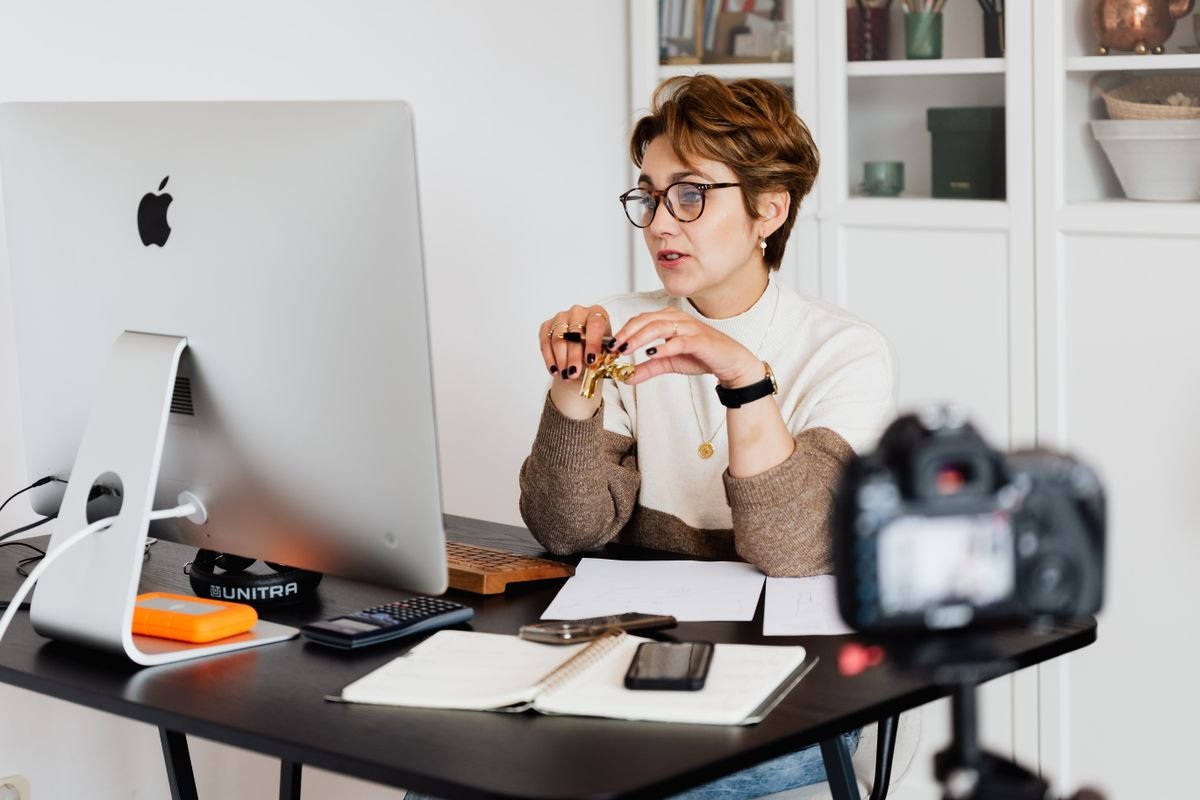 business owner sending follow up email for unpaid invoice